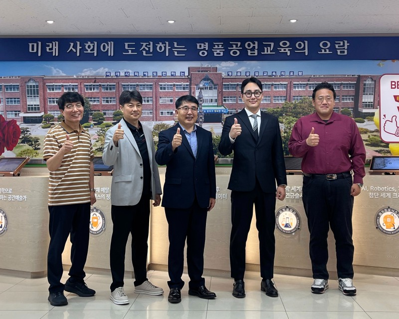 드림장학금 전달식을 마친 뒤, 김병갑 교장(왼쪽 세 번째)과 HR그룹(주) 신호룡 대표(왼쪽 네 번째) 등 관계자들이 함께 엄지손가락을 들어 보이며 기념촬영을 하고 있다. /사진=HR그룹(주) 미디어팀 제공