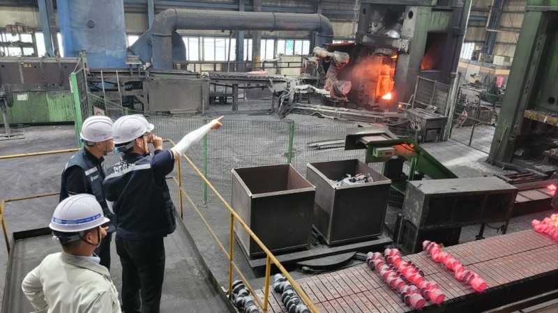 하형소 안전보건공단 안전보건사업이사(맨 오른쪽)는 16일 경상남도 창원시 성산구 소재 삼미금속을 방문해 폭염 고위험 지역인 관내 제조업 현장 중 고열작업을 다루는 사업장의 폭염안전 수칙 준수여부를 점검했다./안전보건공단 경남지역본부