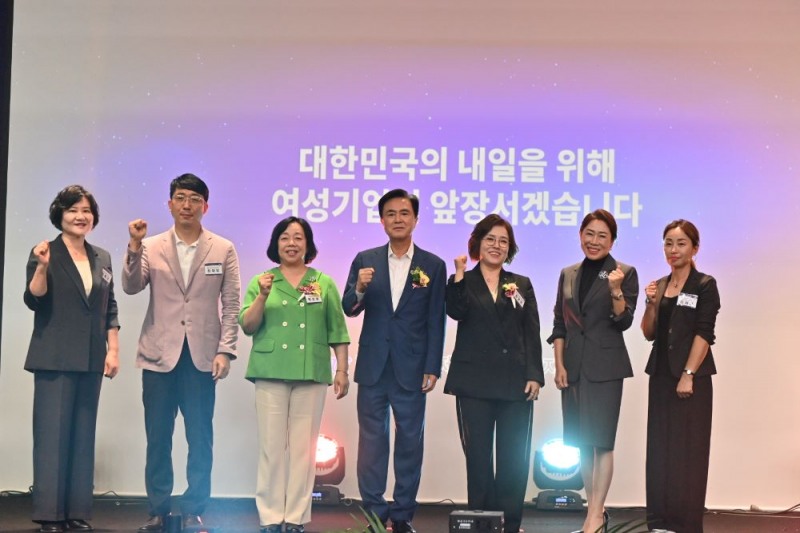 충남도 김태흠 지사가 16일 '제4회 여성기업주간 여성기업인대회'에참석해 도내 여성기업인들에게 격려하며 육성을 약속했다.(사진=충남도청)