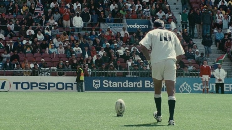 럭비 영화 '인빅터스'에서 컨버전 킥을 차는 선수 모습