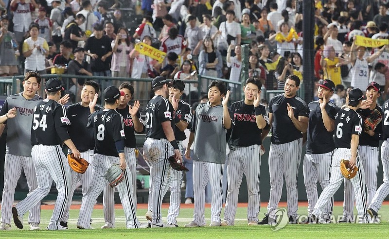 승리한 LG 선수들이 기쁨을 나누고 있다. / 사진=연합뉴스
