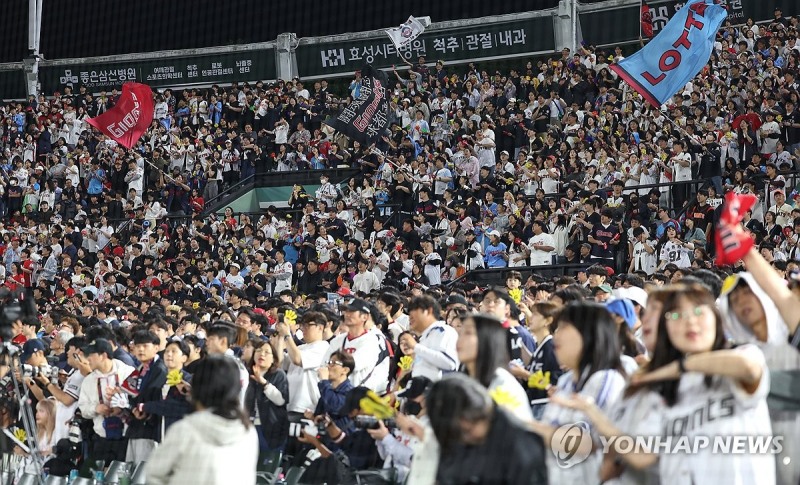 매진을 기록한 사직구장에서 팬들이 롯데를 응원하고 있다. / 사진=연합뉴스