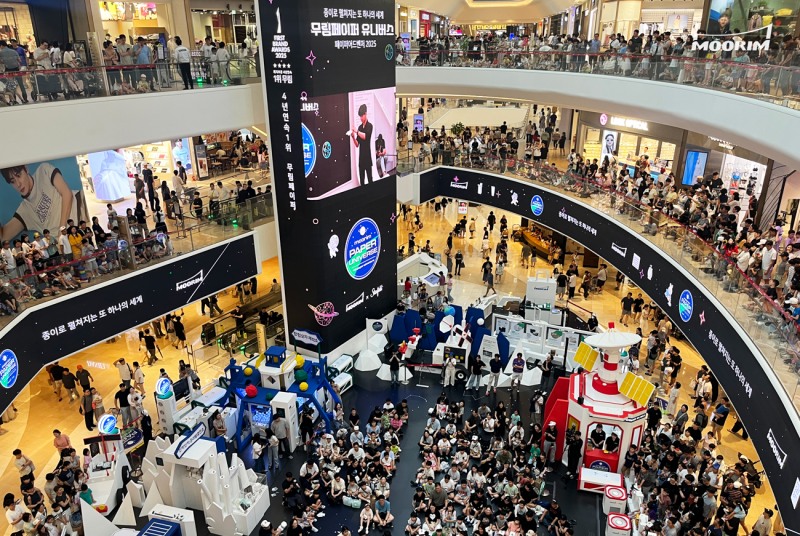 지난 7월 13일, 무림(대표 이도균)의 ‘페이퍼어드벤처 2025 - 무림페이퍼 유니버스’에서 종이마술사 ‘니키’와 종이비행술사 ‘위플레이’의 합동 공연이 펼쳐졌다. 환상적인 종이마술과 종이비행 퍼포먼스에 관람객들은 연신 환호를 터뜨렸으며, 공연 전부터 길게 늘어선 오픈런 행렬로 현장은 뜨거운 열기로 가득 찼다. / 사진제공=무림