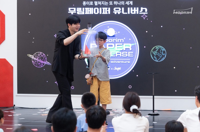 ‘페이퍼어드벤처 2025 – 무림페이퍼 유니버스’에서 종이비행기를 활용한 신비한 마술을 선보이는 종이마술사 ‘니키’/ 사진제공=무림