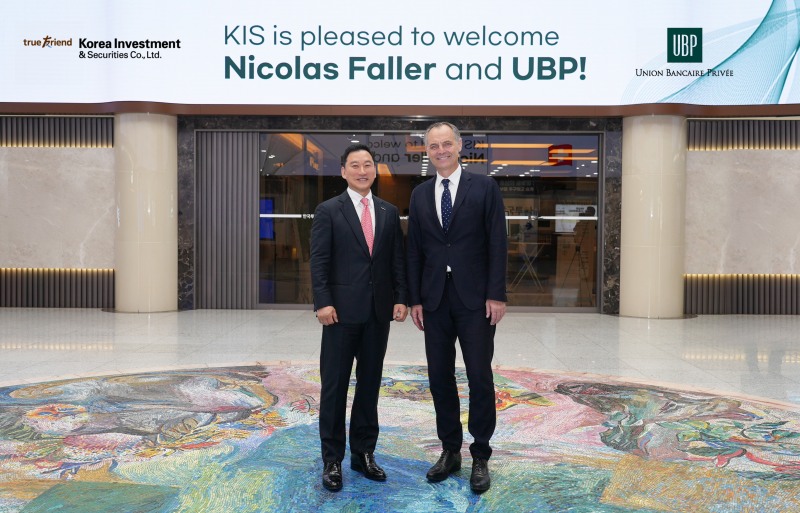 한국투자증권 김성환 사장(왼쪽)과 UBP 니콜라스 팔라(Nicolas Faller) UBP 글로벌 자산운용 대표(오른쪽)가 전략적 협업 방안 논의를 마치고 기념사진을 찍고 있다./한국투자증권