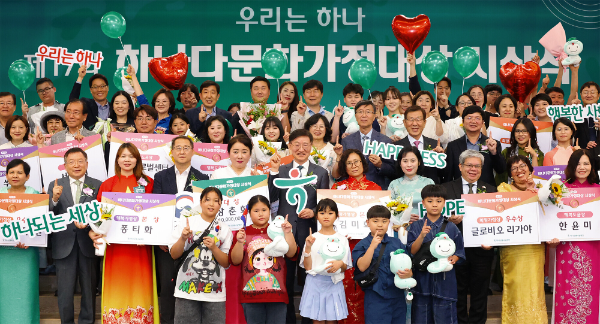 이승열 하나금융나눔재단 이사장(사진 두번째줄 왼쪽에서 여섯번째)이 수상자 가족들과 기념 촬영을 하고 있다. ⓒ 하나금융