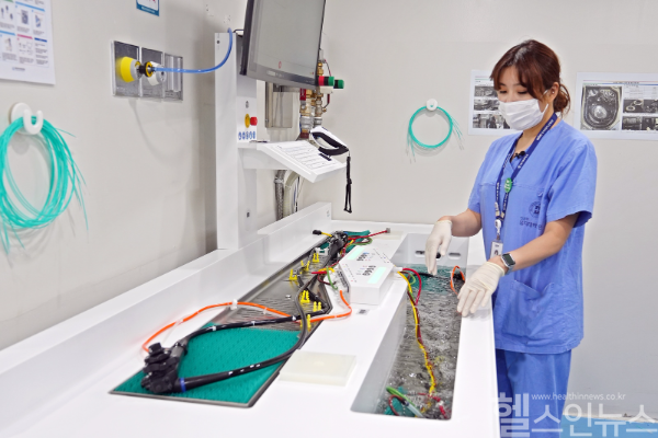 의정부을지대학교병원 내시경센터 의료진이 내시경 세척 자동화 장비를 활용해 내시경 기구 누수 검사 및 세척을 시행하고 있다. (의정부을지대학교병원 제공)