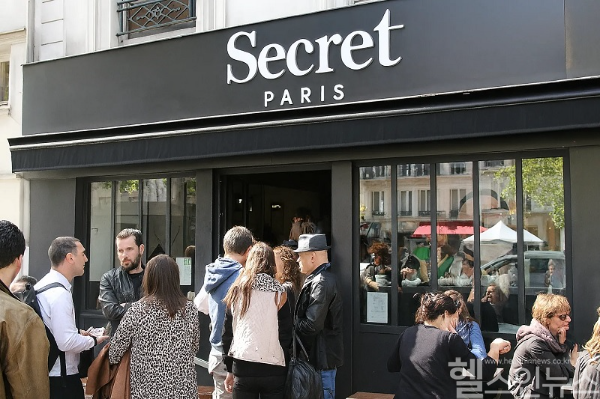 많은 사람들이 시크릿파리 매장 앞에서 줄을 서고 대기하고 있다. (시크릿파리 제공)