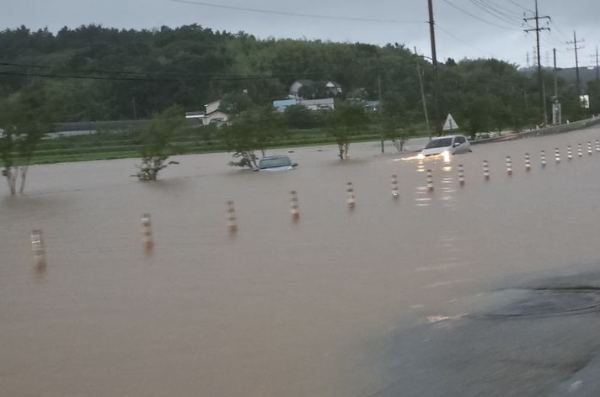 17일 오전 8시께 충남 서산시 성연면 이안큐브 앞 도로가 호우로 침수돼 차량이 물에 잠겨 있다. (사진=독자 제공)