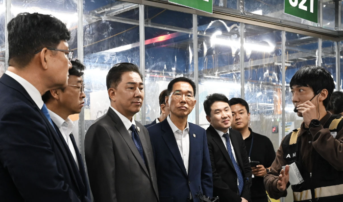 민주당 지도부, 쿠팡 '차폐식 냉방구역' 점검…"모범 사례로 타사에도 전파되길"