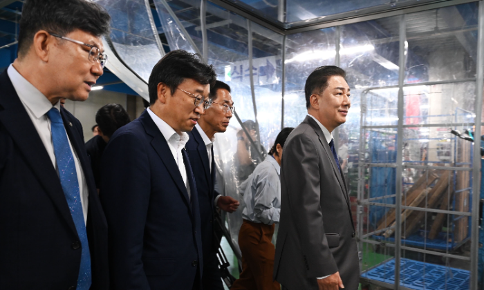 민주당 지도부, 쿠팡 '차폐식 냉방구역' 점검…"모범 사례로 타사에도 전파되길"