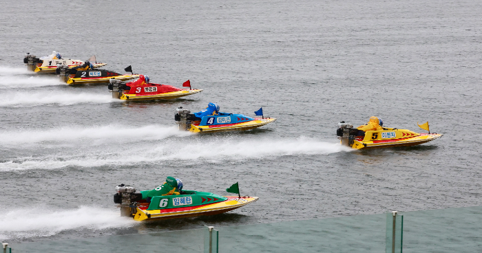 6명의 선수들이 일제히 속도를 내며 경주를 시작하고 있다.