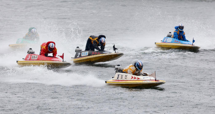 1코스 임 건은 2턴 마크에서 황동규를 따라잡은 후 거침없이 내달려 가장 먼저 결승선을 통과했다.
