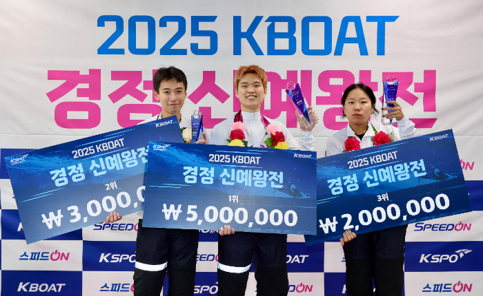 2025 KBOAT 경정 신예왕전에서 입상에 성공한 선수들(왼쪽부터 2위 황동규, 1위 임 건, 3위 박지윤)