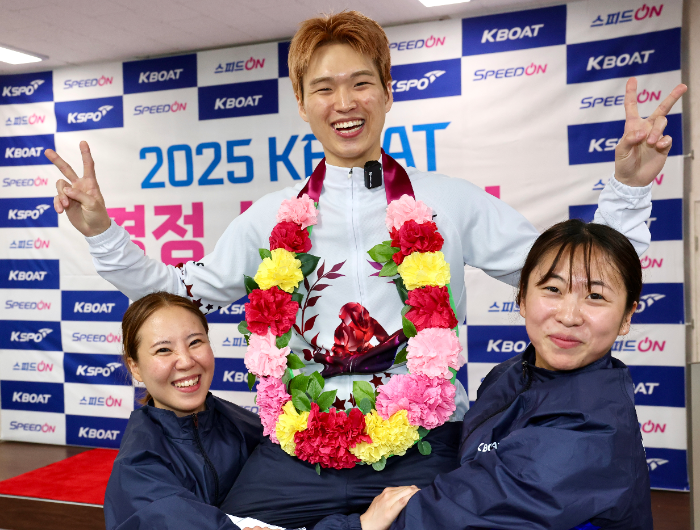 함께 경주에 출전한 임혜란(왼쪽)과 이현지(오른쪽)가 임 건을 번쩍 들어 올리며 축하해 주고 있다.