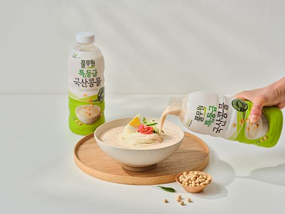 풀무원식품 ‘특등급 국산콩물’이 출시 한 달여 만에 누적 판매량 50만 병을 돌파하였다.