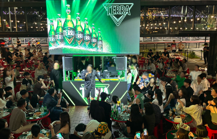 하이트진로는 ‘마켓나이트 야시장 밀락더마켓’에서 지난 1일부터 매일 저녁 DJ 파티가 열려 MZ세대와의 소통을 강화하고 있다.