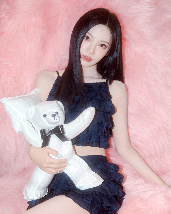 하우스 노웨어 X 슈슈통 팝업에 방문한 에스파 닝닝