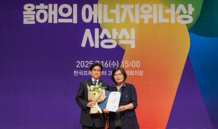 지난 16일 한국프레스센터에서 진행된 ‘제 28회 올해의 에너지위너상’ 시상식에서 (좌측부터) 정진규 코웨이 환경기술연구소 전장개발실장과 문미란 소비자시민모임 회장이 기념사진을 촬영하고 있다.