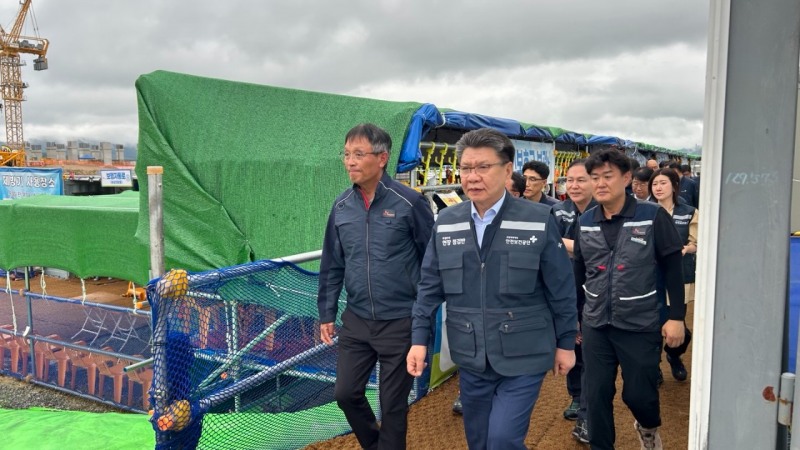 김현중 안전보건공단 이사장(앞줄 가운데)은 17일 경기도 용인시 처인구 소재 SK에코플랜트 용인 반도체 클러스터 1기 신축공사 현장을 방문해 폭염 현장경영을 실시했다./안전보건공단 경기지역본부