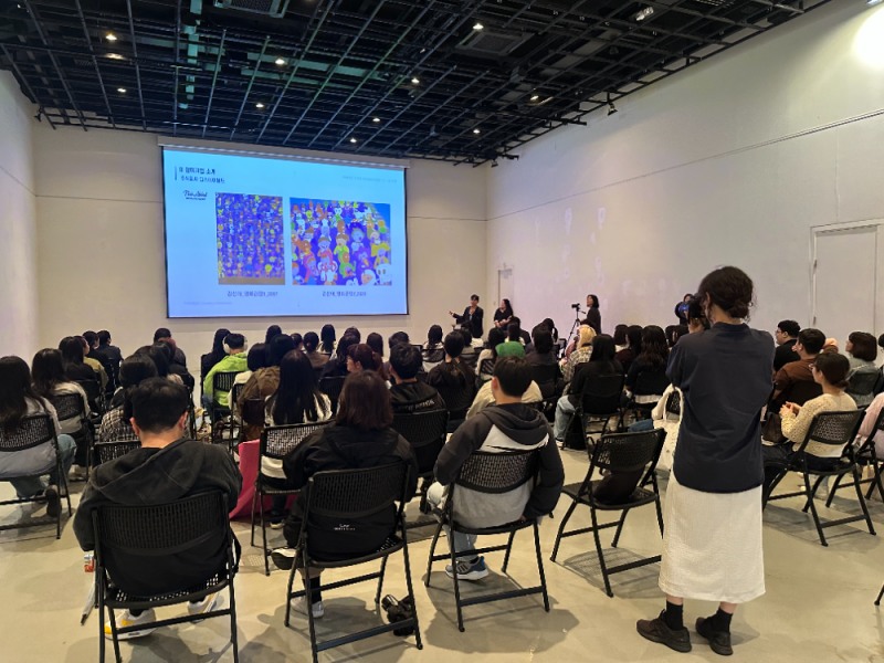 5월 19일(월) 성수동 언더스탠드에비뉴에서 디스에이블드 김현일 대표가 오리엔테이션 교육을 진행하고 있다. /사진제공=디스에이블드