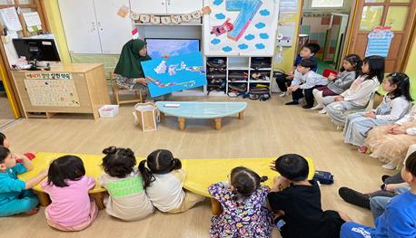 '다전어린이집'에서 인도네시아문화 설명하는 어머니 (김해시 제공)