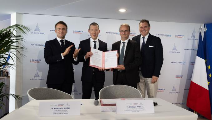 (좌측부터) 에마뉘엘 마크롱(Emmanuel Macron) 프랑스 대통령, 벤자민 스미스(Benjamin Smith) 에어프랑스-KLM그룹 CEO, 필립 파스칼(Philippe Pascal) 파리공항공단 회장 겸 CEO, 필립 타바로(Philippe Tabarot) 프랑스 교통부 장관이 참석한 가운데 에어프랑스-KLM그룹과 파리공항공단이 파트너십을 체결했다.