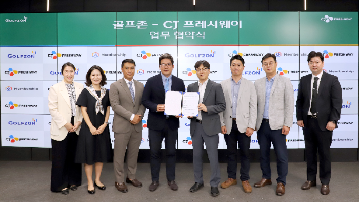 골프존이 CJ프레시웨이와 업무협약을 체결했다고 밝혔다. 지난 10일 골프존타워서울에서 진행된 업무 협약식에서 양사 관계자들이 기념사진을 촬영하고 있다.