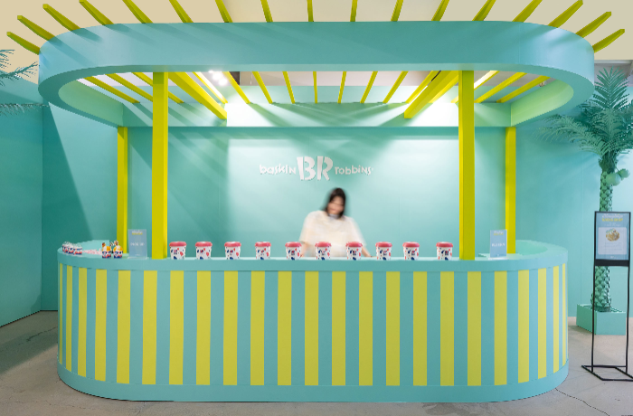 배스킨라빈스 팝업스토어 ‘망빙고 가챠샵’ 내 ‘트로피컬 카페테리아’ 전경.‘애망빙’을 시식할 수 있는 공간으로 구성됐다.