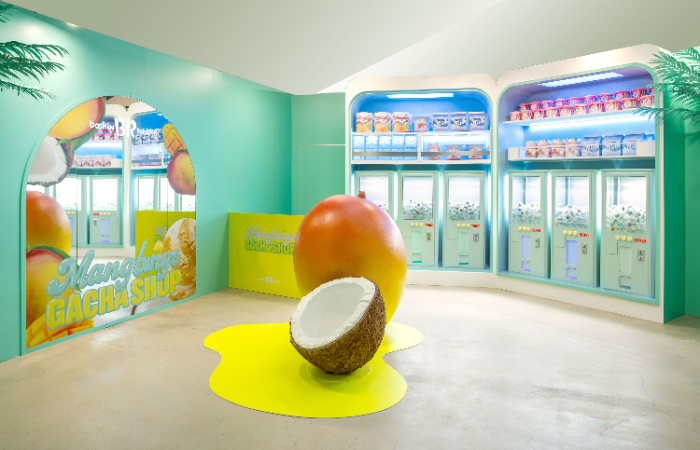 배스킨라빈스 팝업스토어 ‘망빙고 가챠샵’ 내 ‘가챠샵’과 ‘트로피컬 셀피존’ 전경.‘애망빙’ 굿즈 뽑기와 감각적인 셀피 촬영이 가능하다.