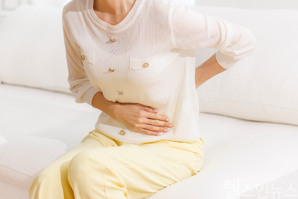 여름철 심한 옆구리 통증은 요로결석일 수 있어, 조기 진단과 치료가 중요하다. (클립아트코리아)