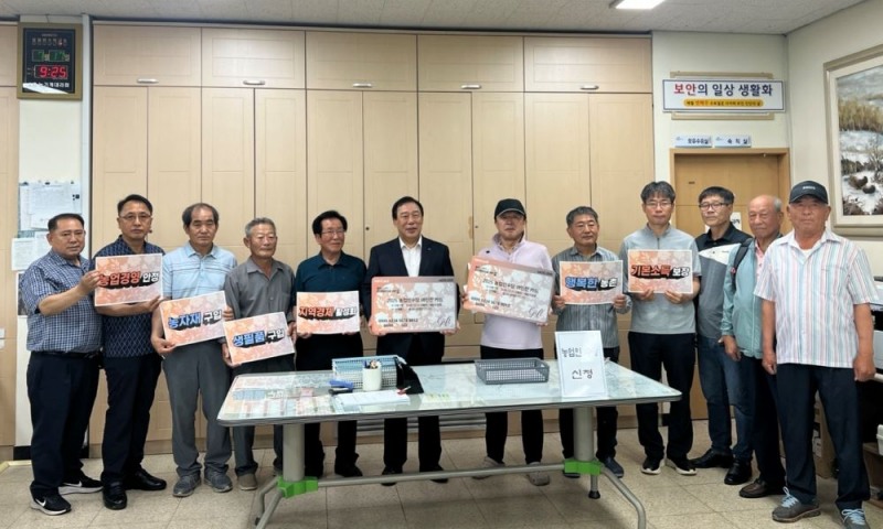 세종시 최민호 시장이 18일 연서면 행정복지센터에서 관내 농업인들과 현장소통을 했다.