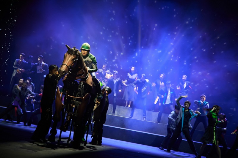 서울예술단의 창작가무극 〈천 개의 파랑〉