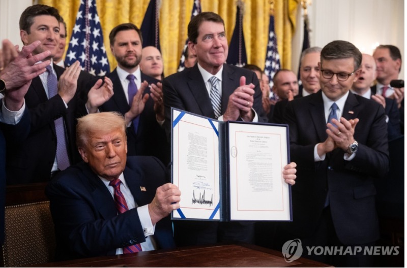 트럼프 대통령이 18일(현지시간) 스테이블코인 규제 틀을 마련한 지니어스법안에 서명했다. 사진=EPA, 연합뉴스