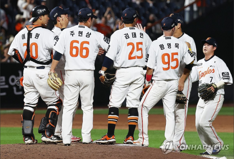 승리한 한화 선수들이 기뻐하고 있다. / 사진=연합뉴스