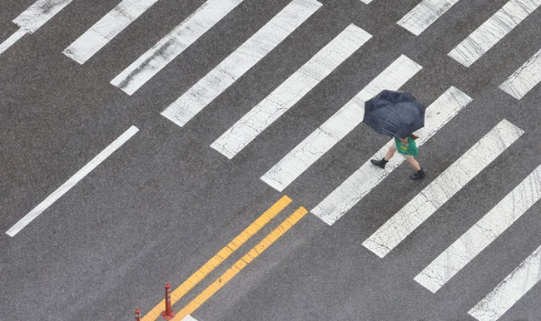 전국 대부분 지역에 비가 내리고 있는 17일 서울 시내 횡단보도에서 한시민이 우산을 쓰고 이동하고 있다.