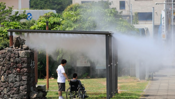 제주 해안지역을 중심으로 폭염특보가 내려진 18일 오전 서귀포시 자구리공원 내 쉼터에서 더위를 식히는 쿨링포그가 가동되고 있다.