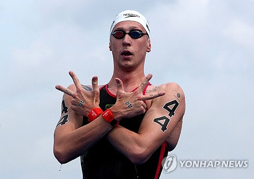 세계선수권대회 오픈워터스위밍 3관왕을 차지한 뒤 손가락 세 개를 펴보인 벨브로크. / 사진=연합뉴스