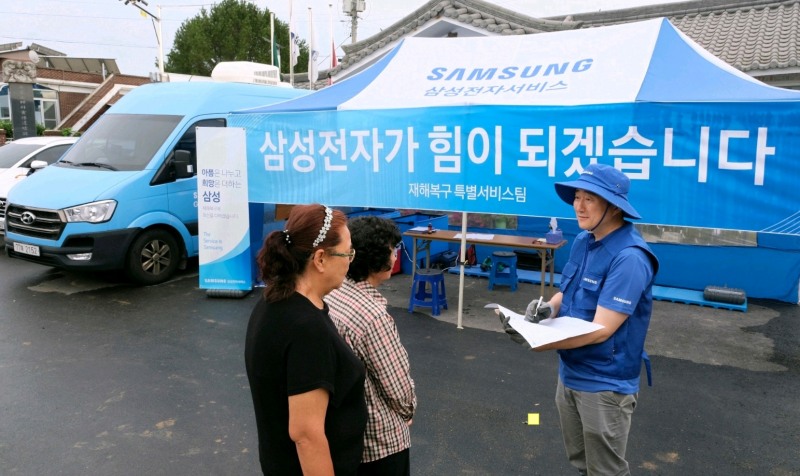 지난 18일 충청남도 예산군 삽교읍에서 삼성전자서비스 엔지니어가 수해 복구 특별 점검 서비스를 실시하는 모습./삼성전자서비스