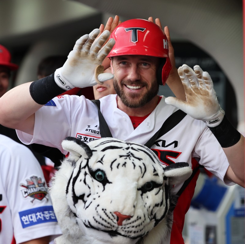 홈런 치고 기뻐하는 위즈덤. 사진=연합뉴스