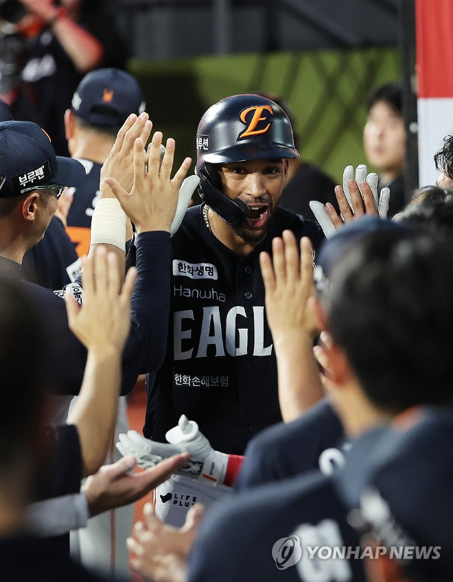 7회초 2사 주자 2루에서 한화 리베라토가 투런 홈런을 치고 더그아웃으로 들어오며 동료들의 축하를 받고 있다. / 사진=연합뉴스