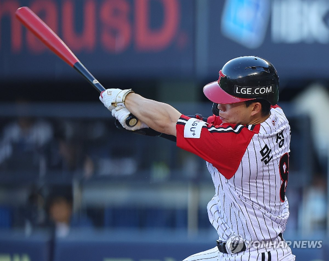 LG 문성주가 역전 적시타를 쳐내고 있다. / 사진=연합뉴스