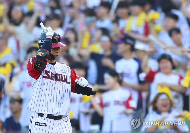 LG 문성주가 역전 적시타를 쳐낸 뒤 세리머니를 하고 있다. / 사진=연합뉴스
