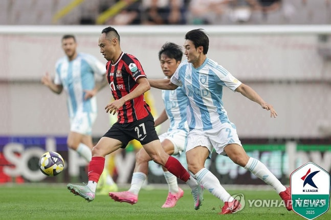 드리블하는 문선민 / 사진=한국프로축구연맹 제공. 연합뉴스