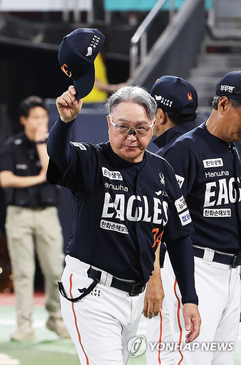 팬들에게 인사하는 김경문 감독 / 사진=연합뉴스