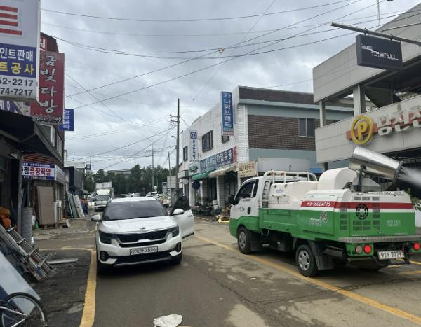 당진시보건소(소장 박종규)는 지난 16일부터 시작된 집중호우로 인한 수해 지역에 집중 방역을 추진하고 있다고 밝혔다. (당진시 제공)