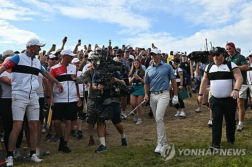 이동하는 로리 매킬로이. / 사진=연합뉴스