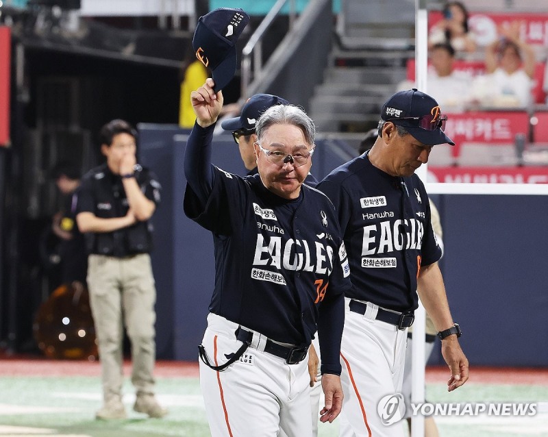 팬들에게 인사하는 김경문 감독 / 사진=연합뉴스