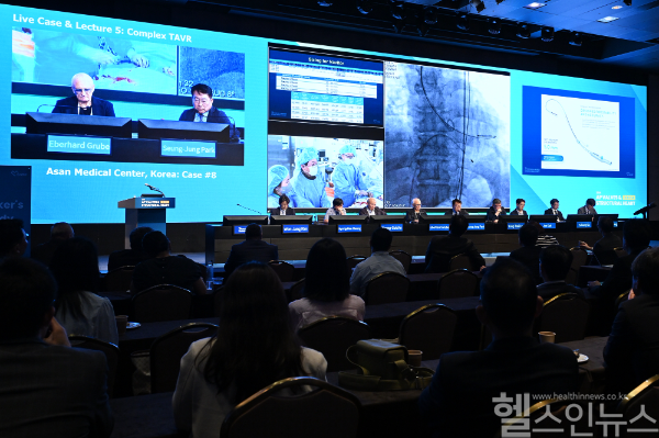 작년 열린 제13회 서울심장판막시술 국제학술회의에서 박승정 서울아산병원 심장내과 석좌교수(왼쪽 화면 오른쪽 첫 번째)를 비롯한 심장 전문가들이 최신 지견을 나누고 있다. (서울아산병원 제공)