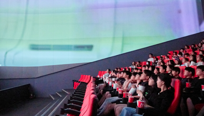 서울 12개 지역아동센터 아이들이 지난 15일 서울 CGV왕십리 스크린X 특별관에서 영화 ‘쥬라기월드: 새로운 시작’을 관람하고 있다.